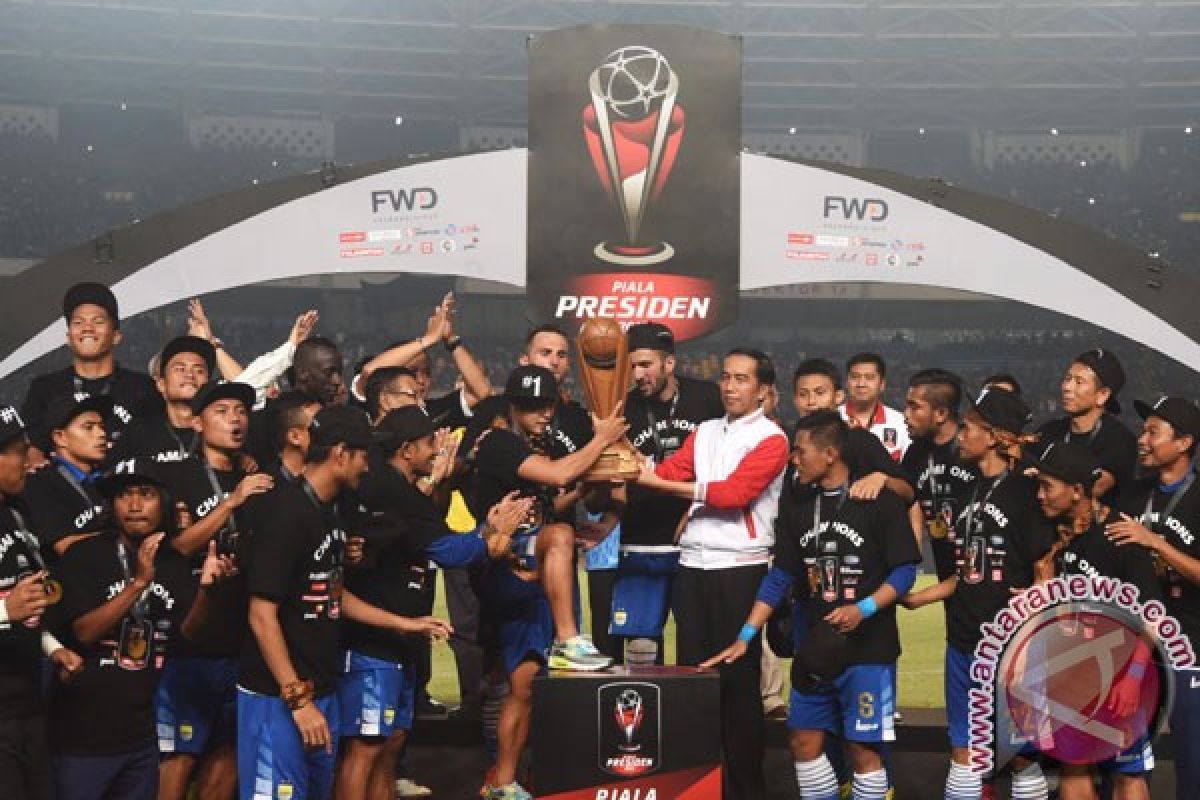 Pesiden serahkan Piala ke Persib Bandung