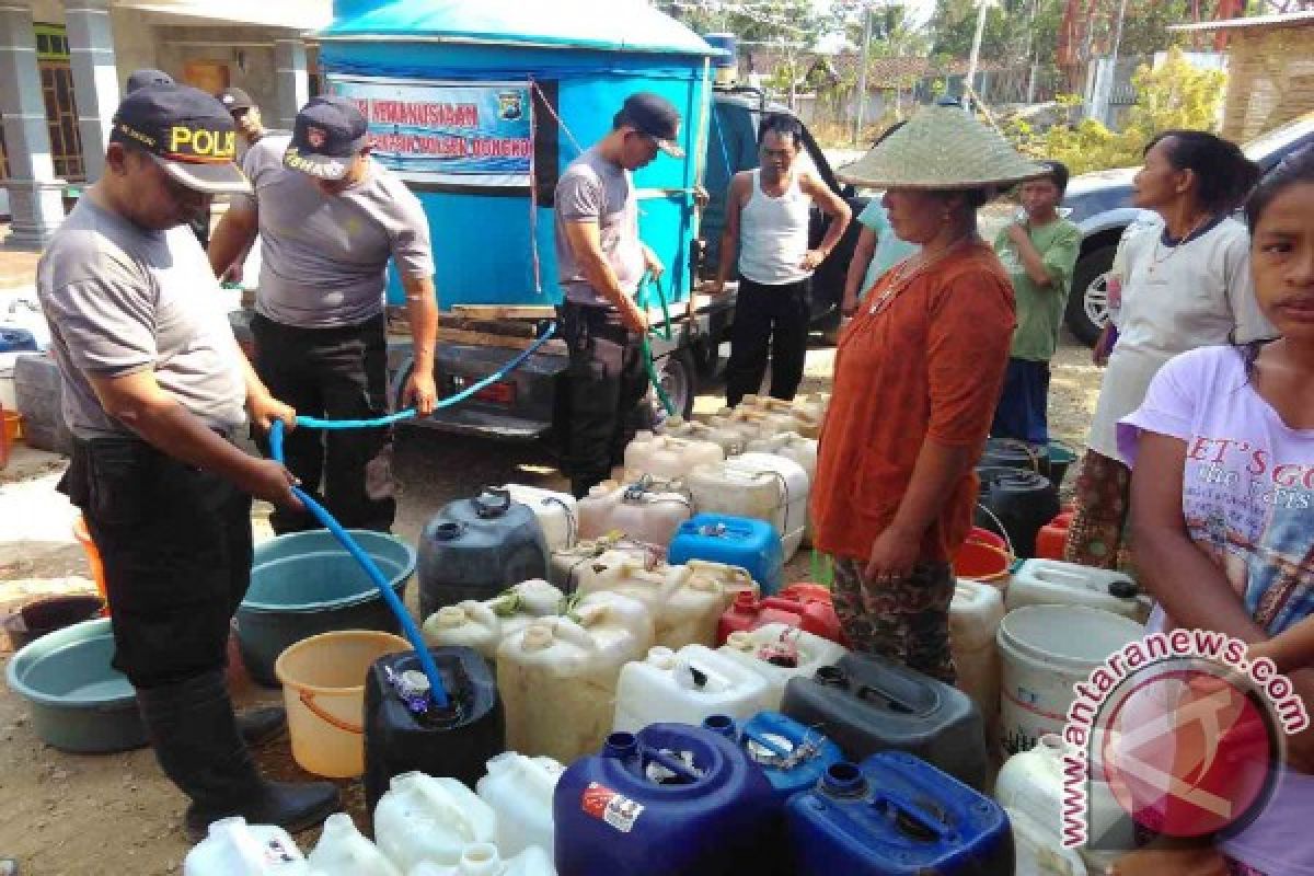 Polisi Modofikasi Mobil Patroli Salurkan Air Bersih