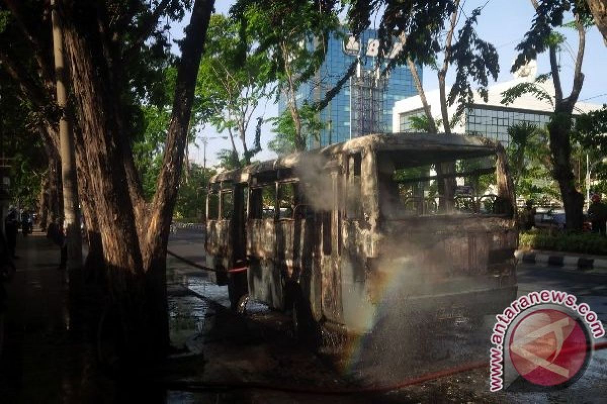Bus TNI AL Terbakar di Jalan Raya