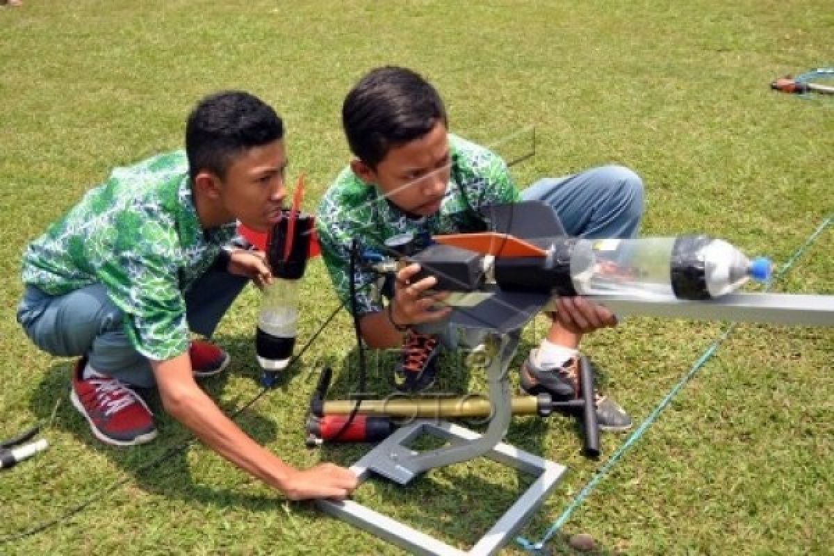 Peluncuran roket air warnai HUT RI di SMKN 4 Pontianak