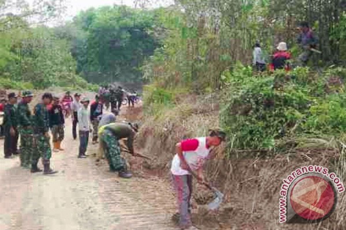 TNI Buka Jalan Poros Desa Di Banjar 