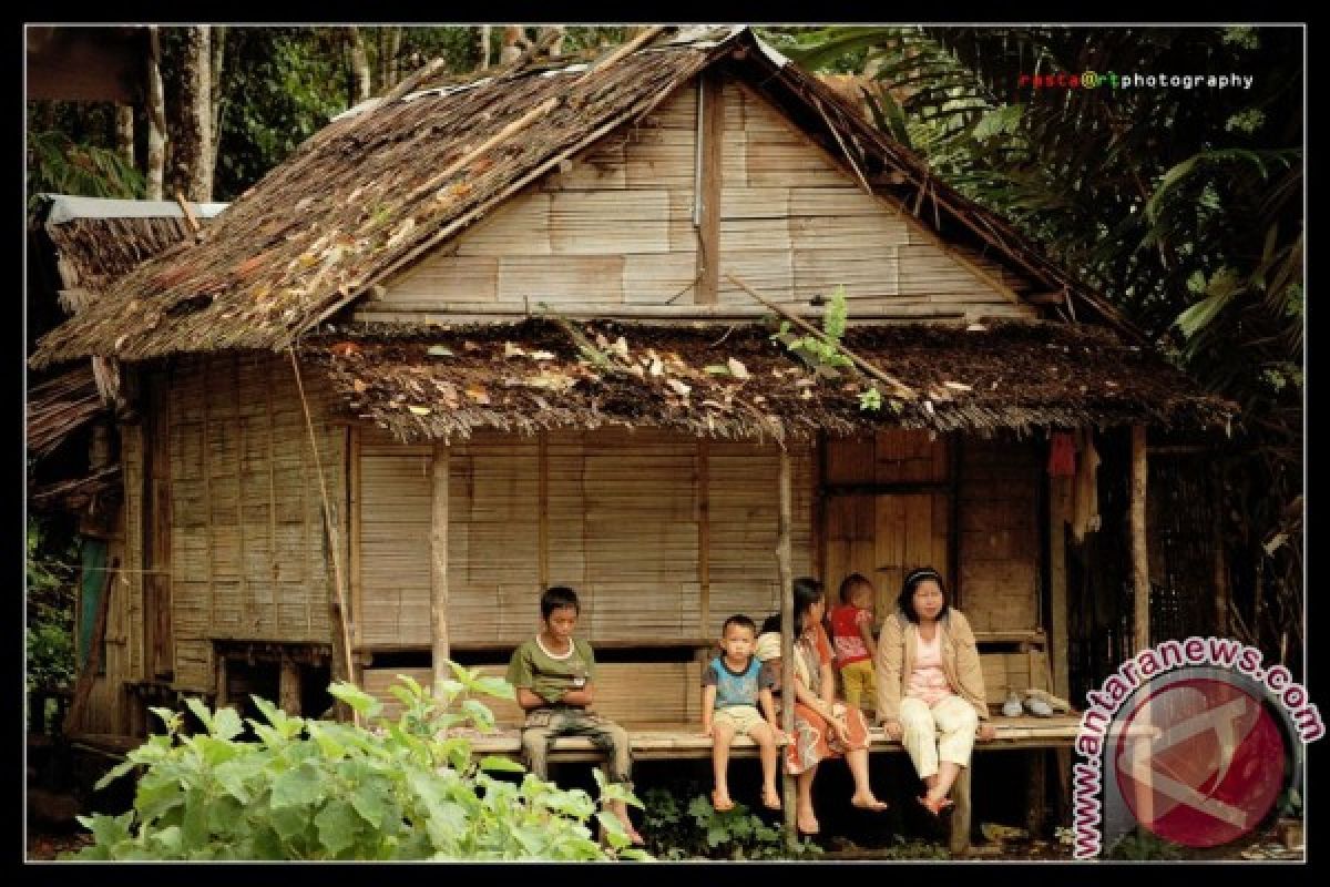 Warga KAT Dapat Bantuan Peralatan Rumah Tangga 