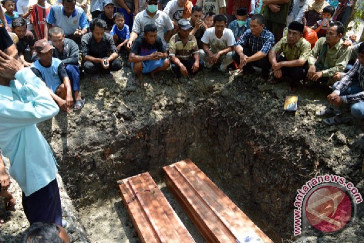 Keluarga Makamkan Jenazah Aris Korban Kebakaran Gunung Lawu