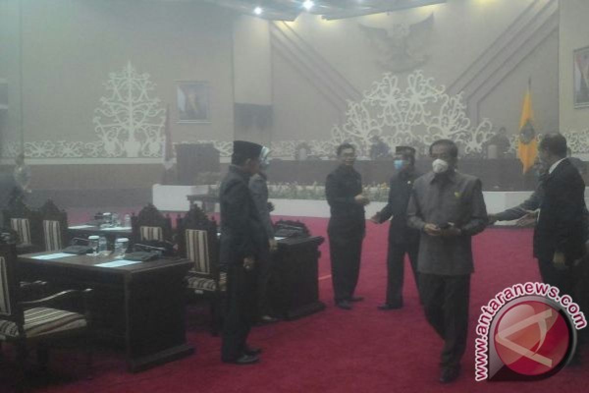 Anggota DPRD Kalteng Bersidang Pakai Masker