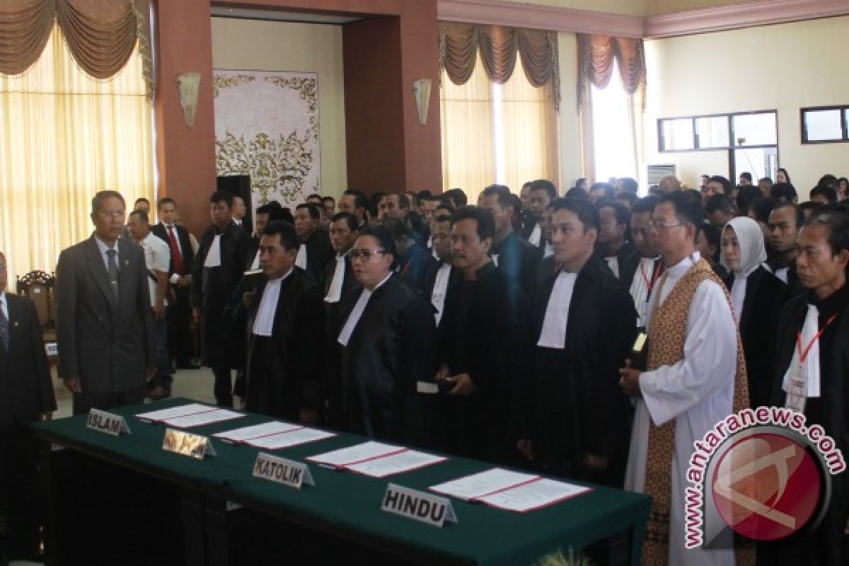 Pengadilan Tinggi  Jatim Sumpah 303 Advokat KAI
