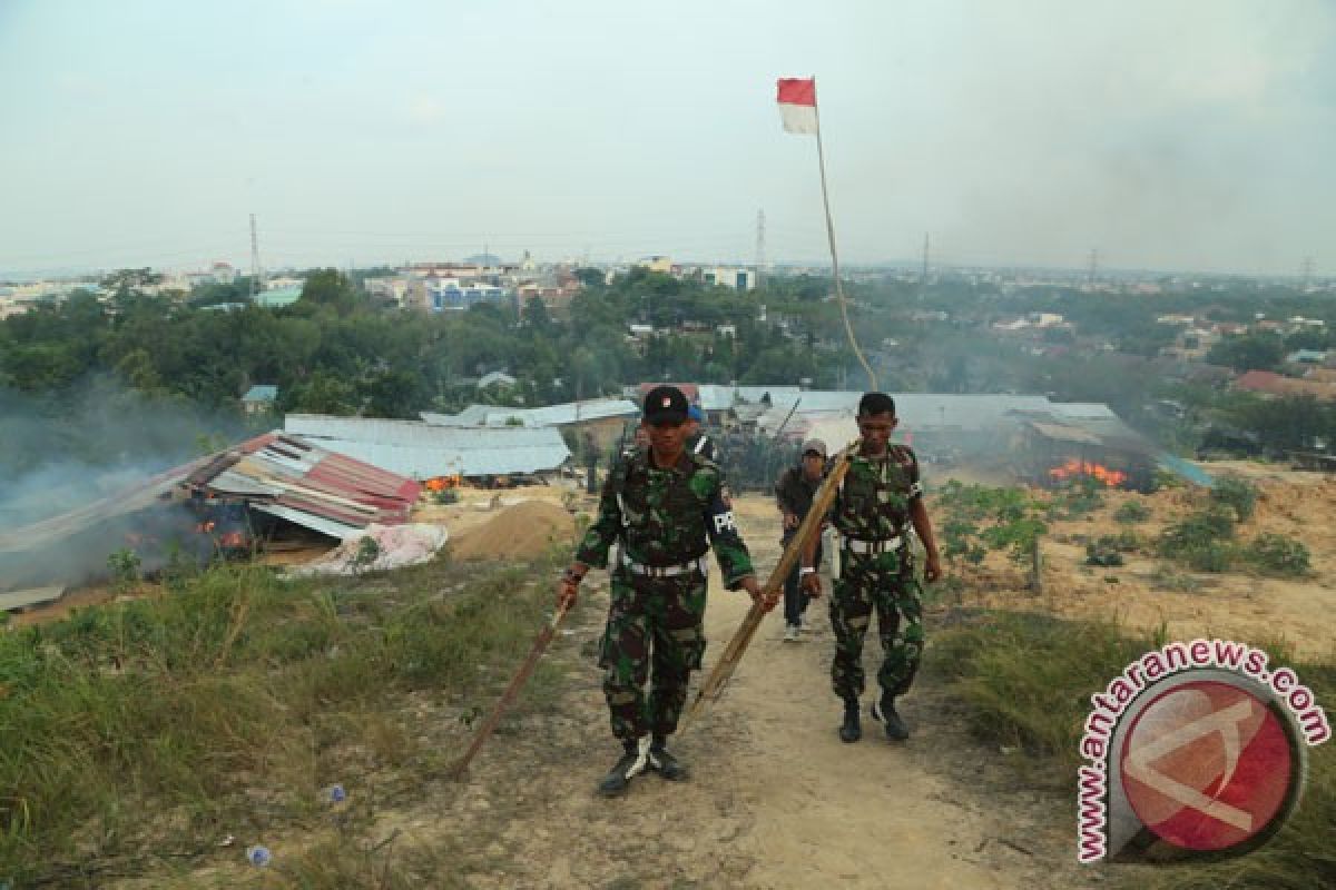 Tim gabungan gusur ratusan rumah tak berizin di Batam