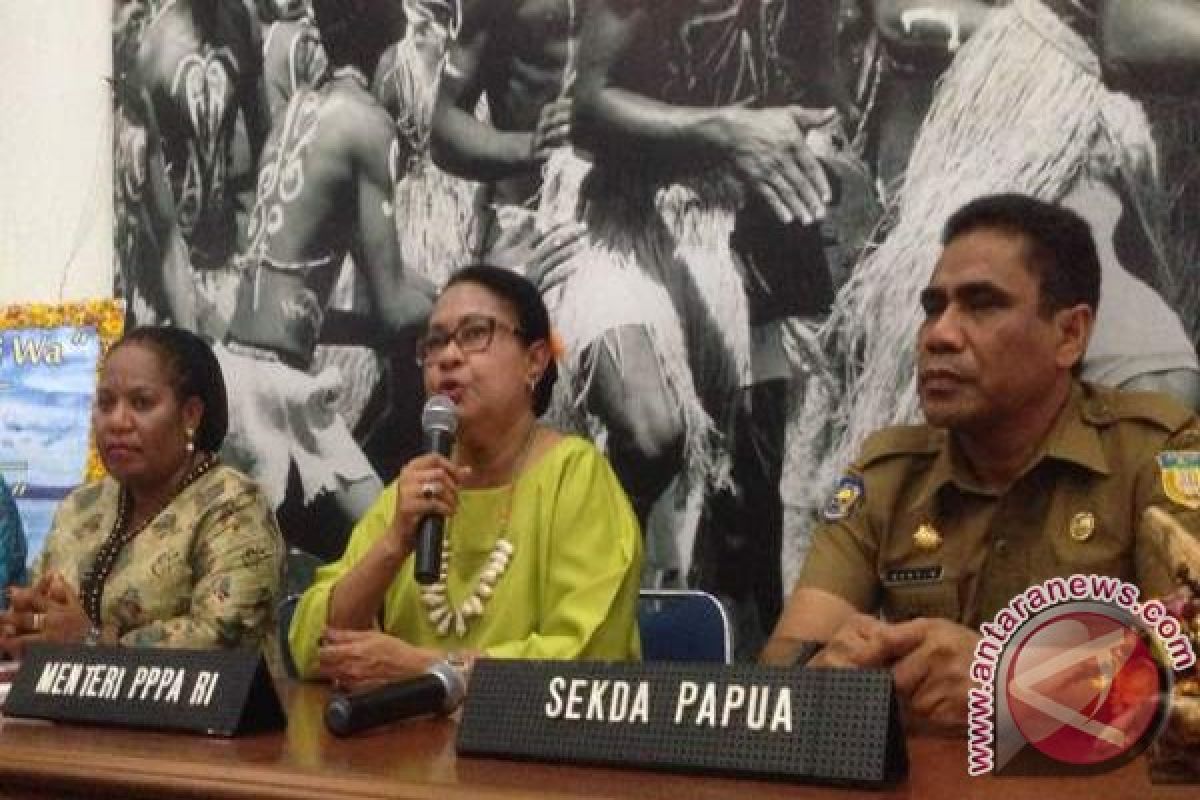 Menteri Yohana sosialisasikan hukuman kebiri di Papua