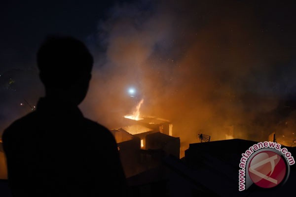 Kebakaran minimarket di Rawamangun dipadamkan