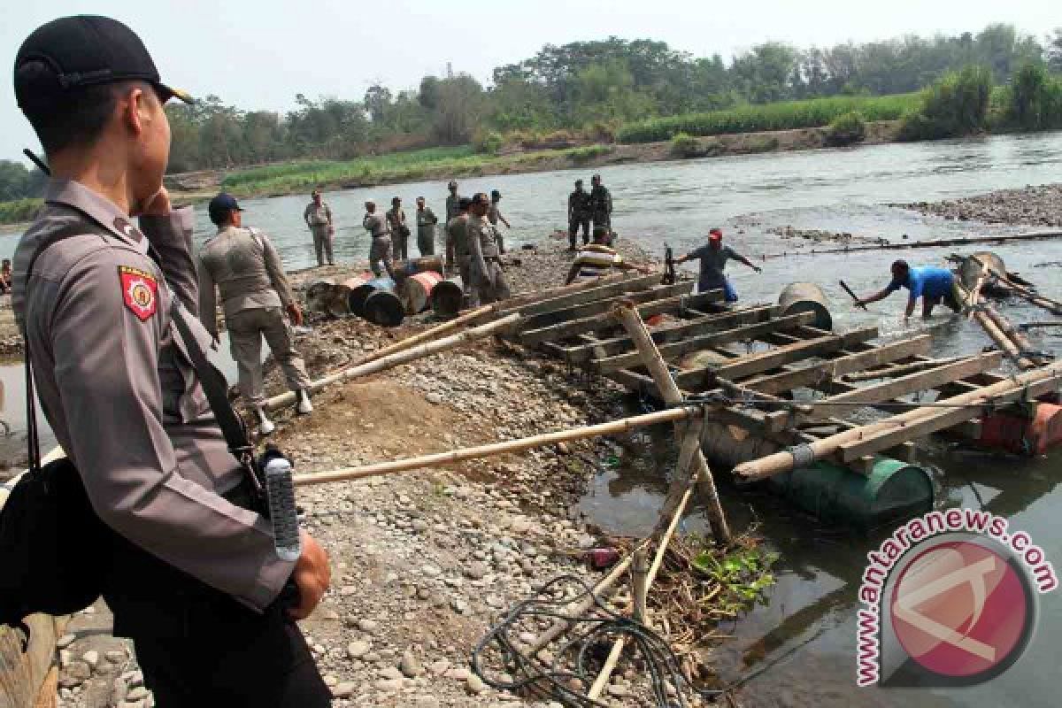 Satpol PP Jatim Razia Tambang Pasir Ilegal di Tulungagung