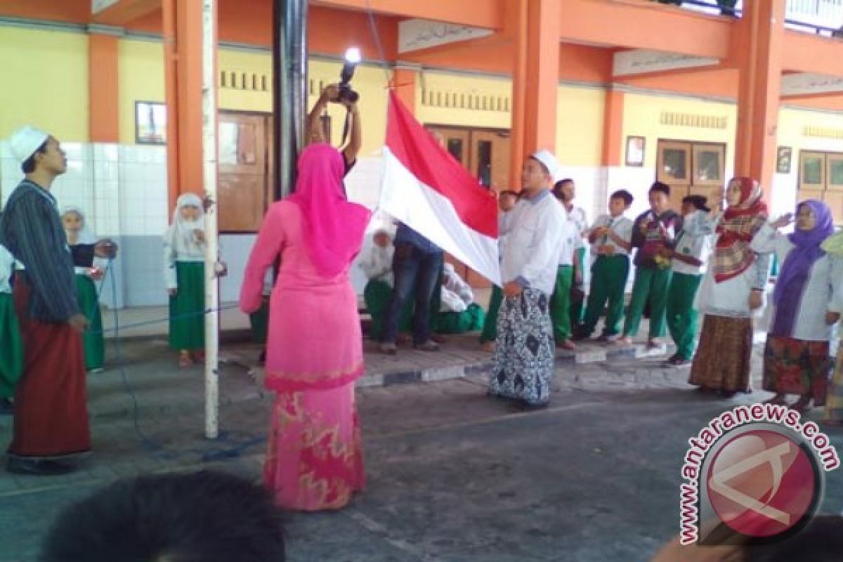 Guru SD-SMA Khadijah Surabaya Gelar Apel Bersarung