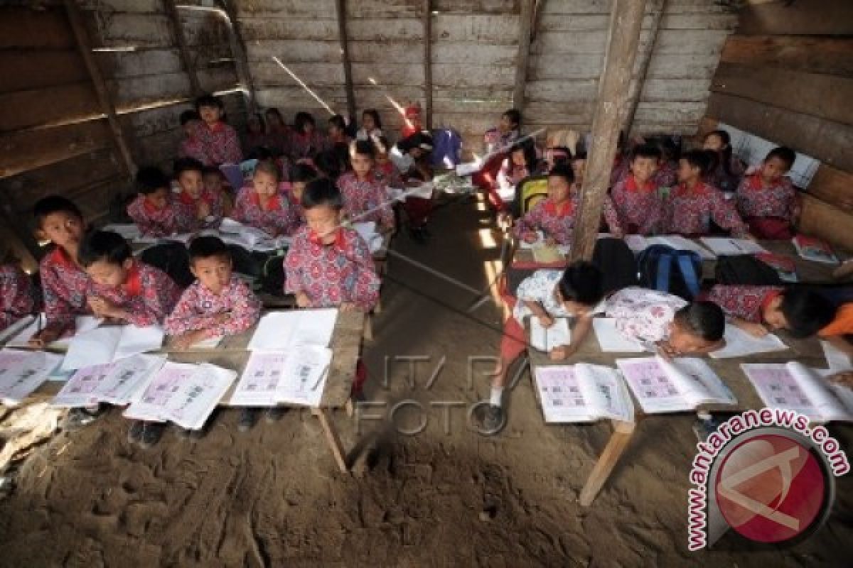 Sejumlah SMP di Batanghari akan terima bantuan meja-kursi