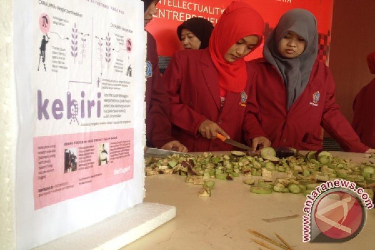 Mahasiswa Surabaya Potong Terong Dukung Hukum Pengebirian