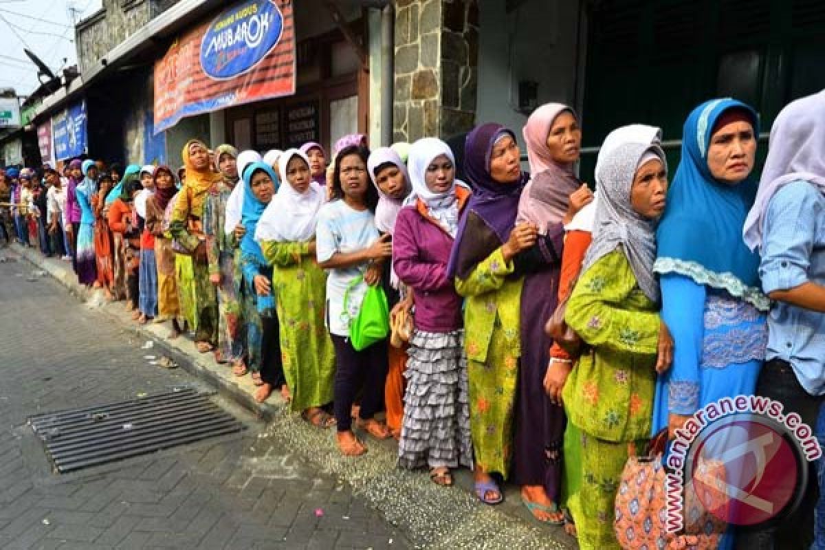 Ribuan warga perebutkan nasi jangkrik goreng