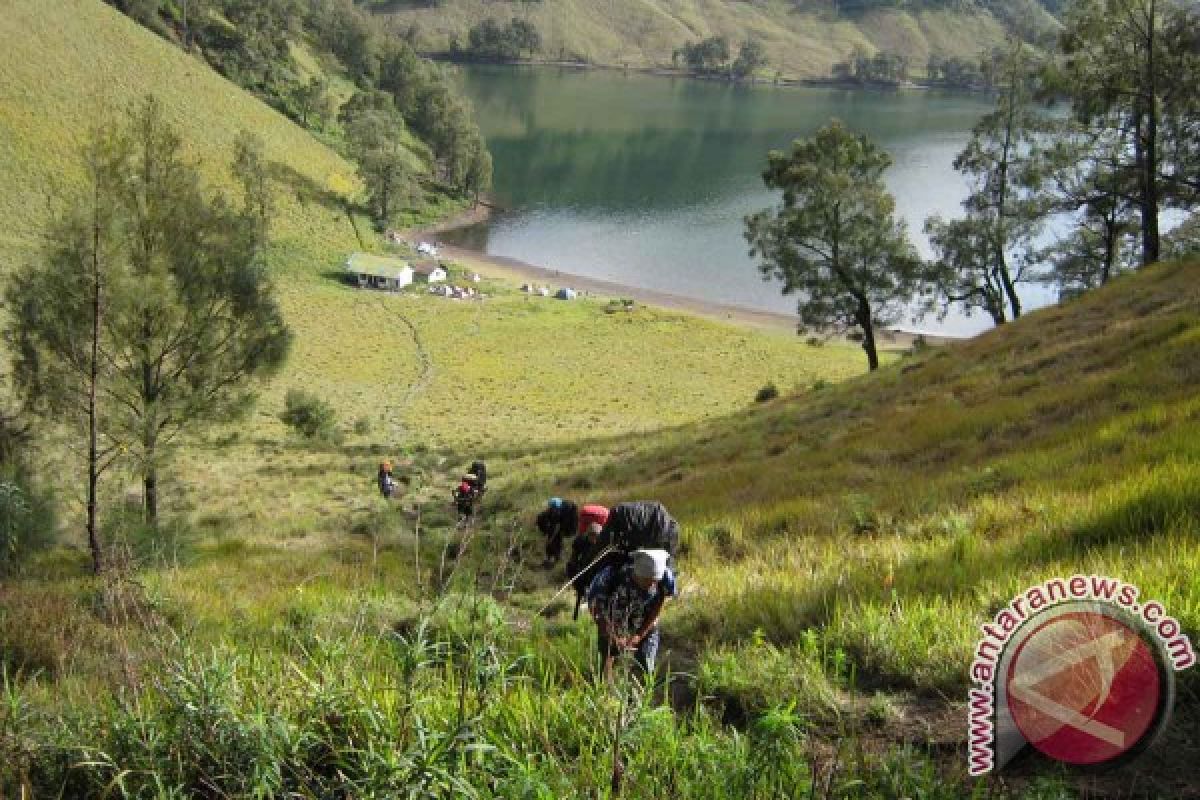 Sebelum Dibuka, TNBTS Bersihkan Jalur Pendakian Gunung Semeru