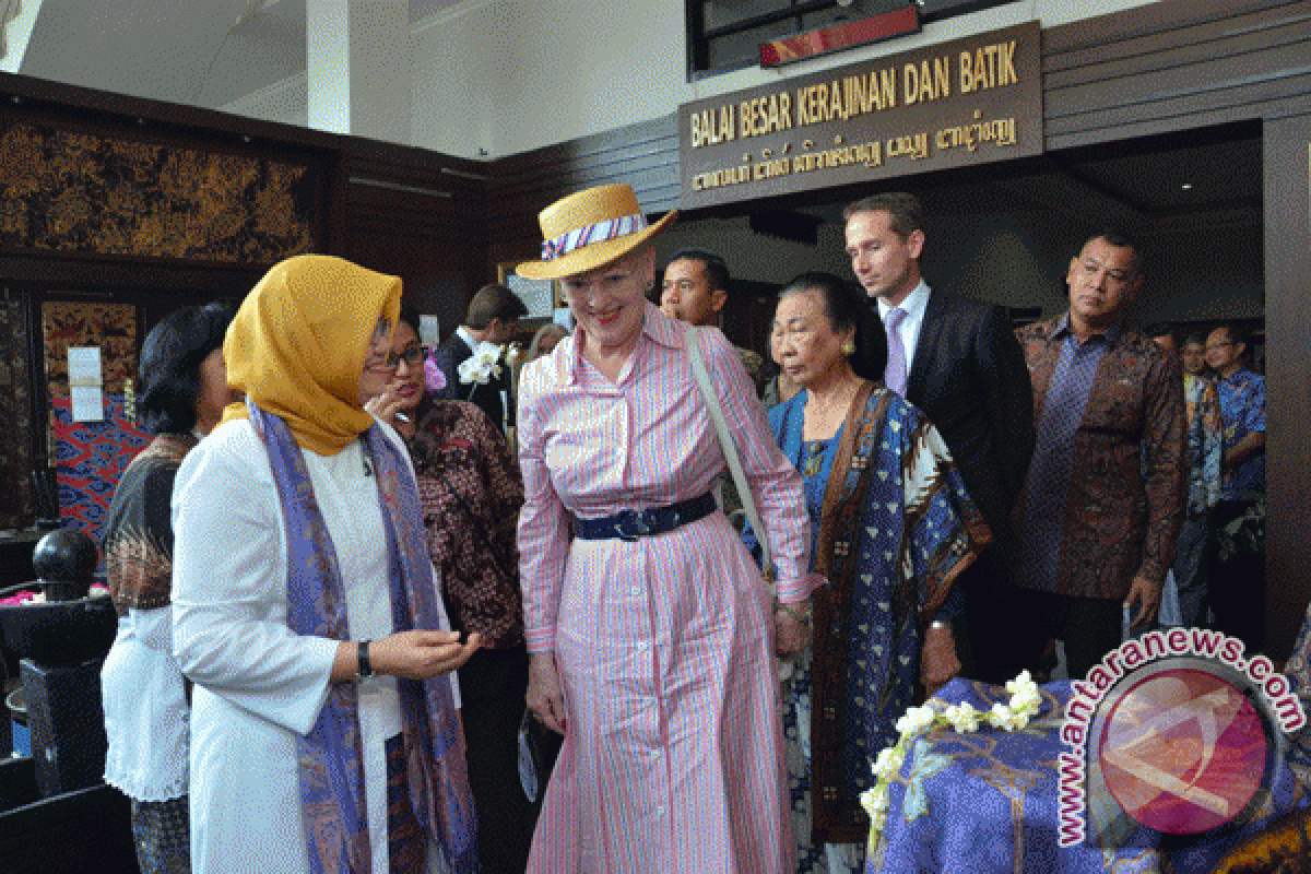 Ratu Denmark mengamati teknik membatik di Yogyakarta