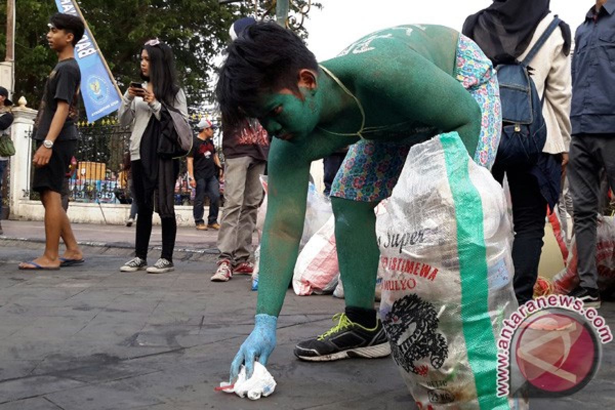 Aksi memungut sampah plastik