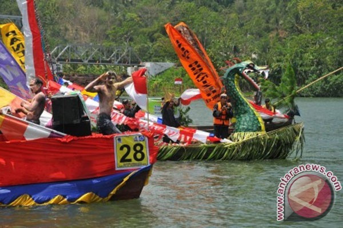 Bupati Banyumas Minta Karnaval Perahu Jadi Agenda Tahunan