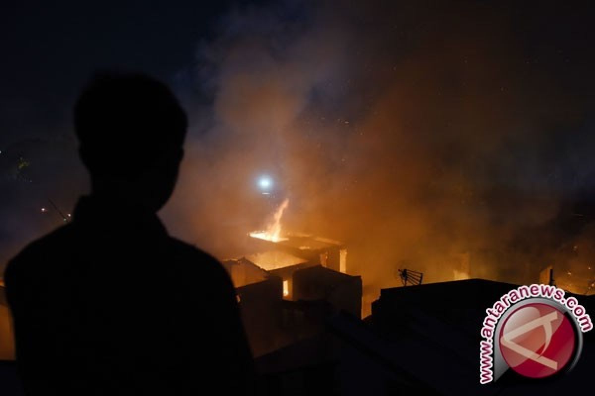 Anak Kurang Waras Bakar Rumah Ibunya