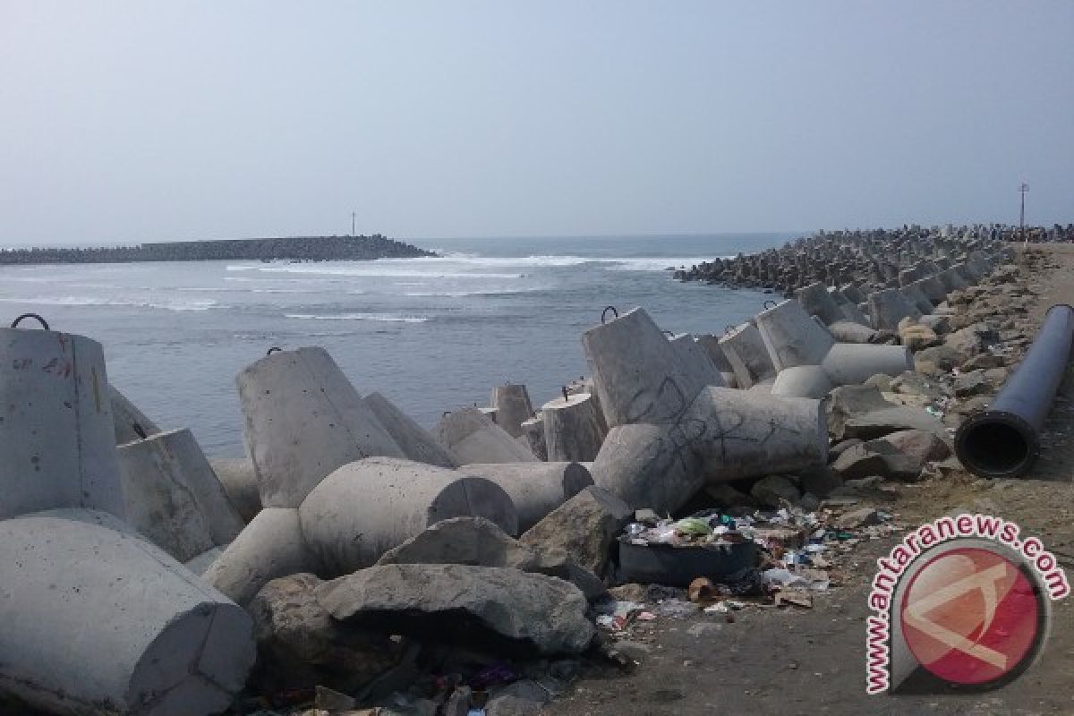 Pelaku wisata bersihakan sampah kawasan Pantai Glagah
