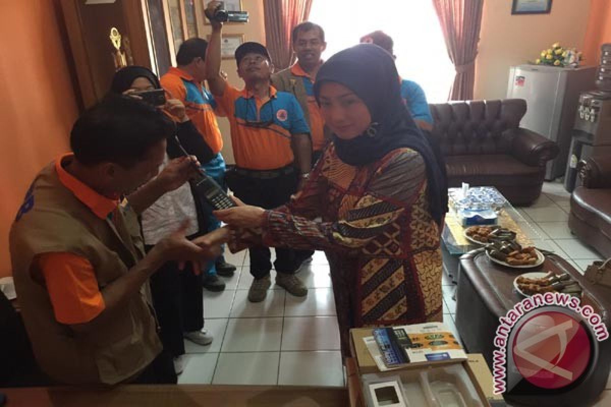 BNPB Bantu Alat Komunikasi Untuk BPBD Sukabumi 