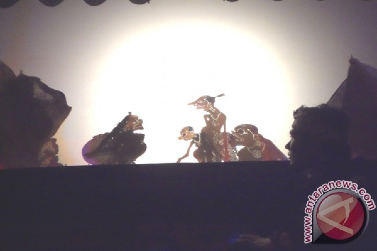 Wayang "Tansi" Tutup Fewanusa 2015