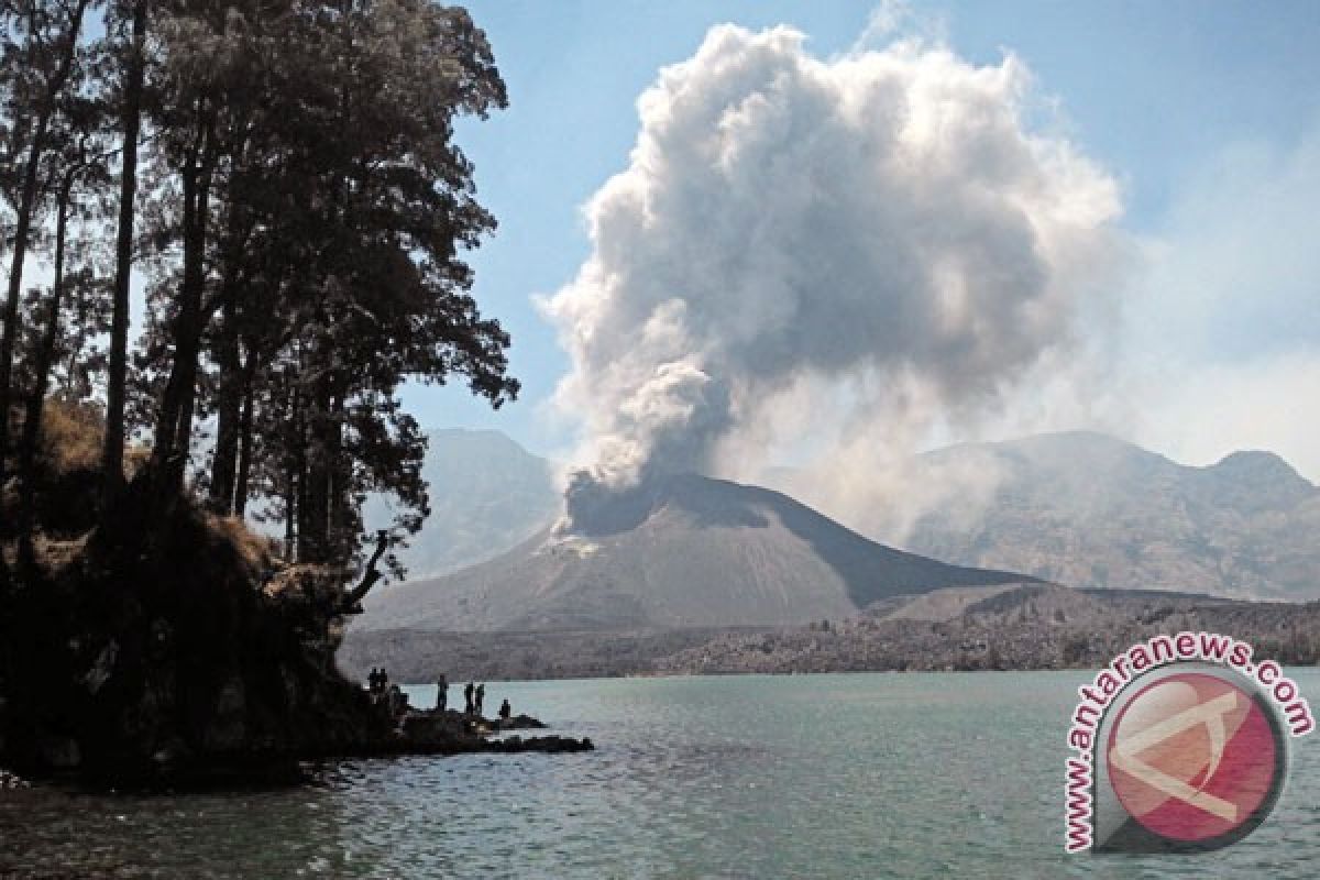 Abu vulkanik Gunung Barujari mengarah ke selatan