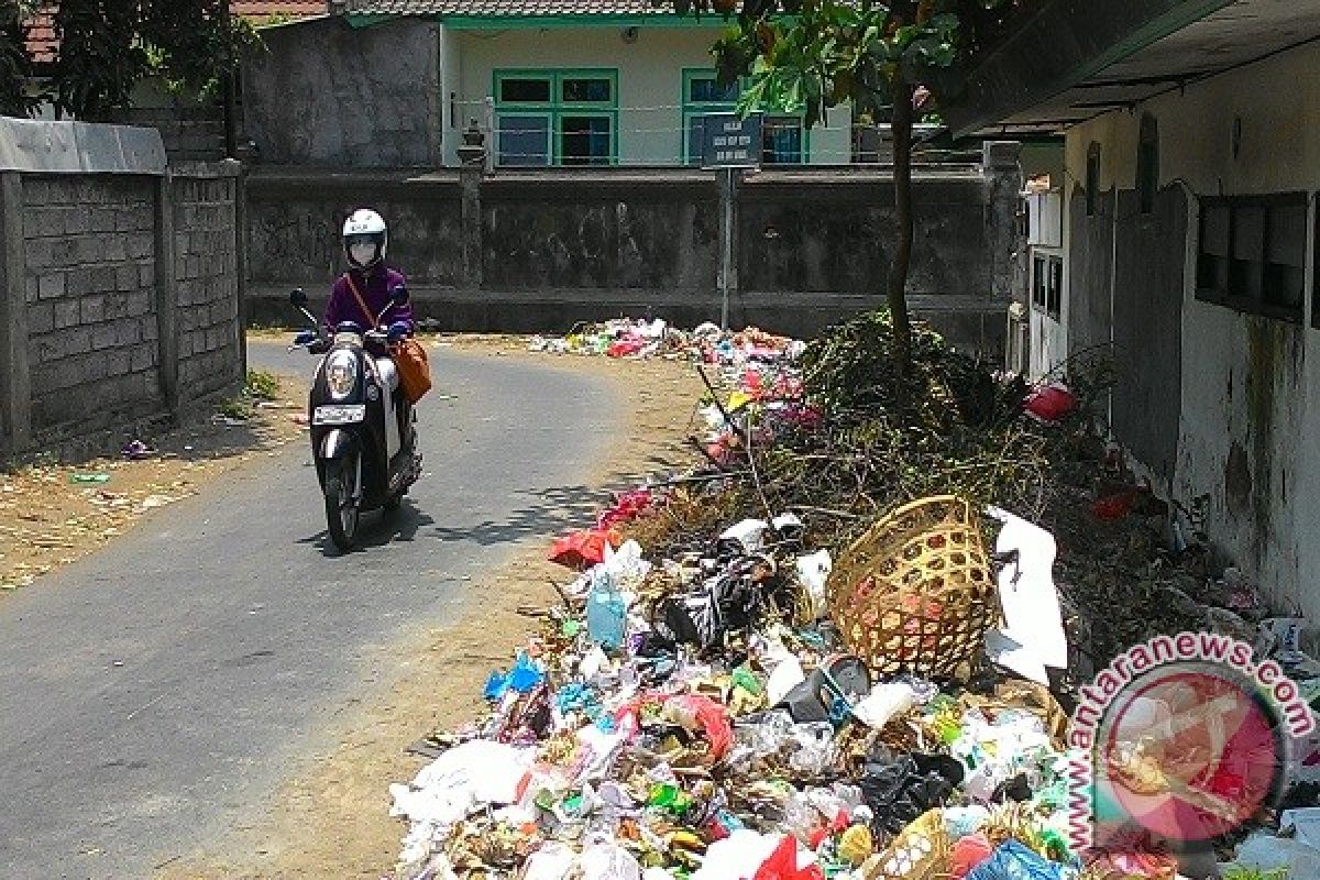 Masyarakat Singaraja Keluhkan Sampah di Belakang RSUD Buleleng