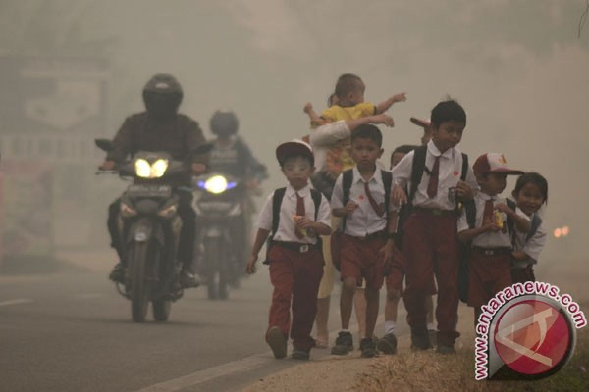 BENCANA ASAP - Jokowi santuni keluarga balita meninggal