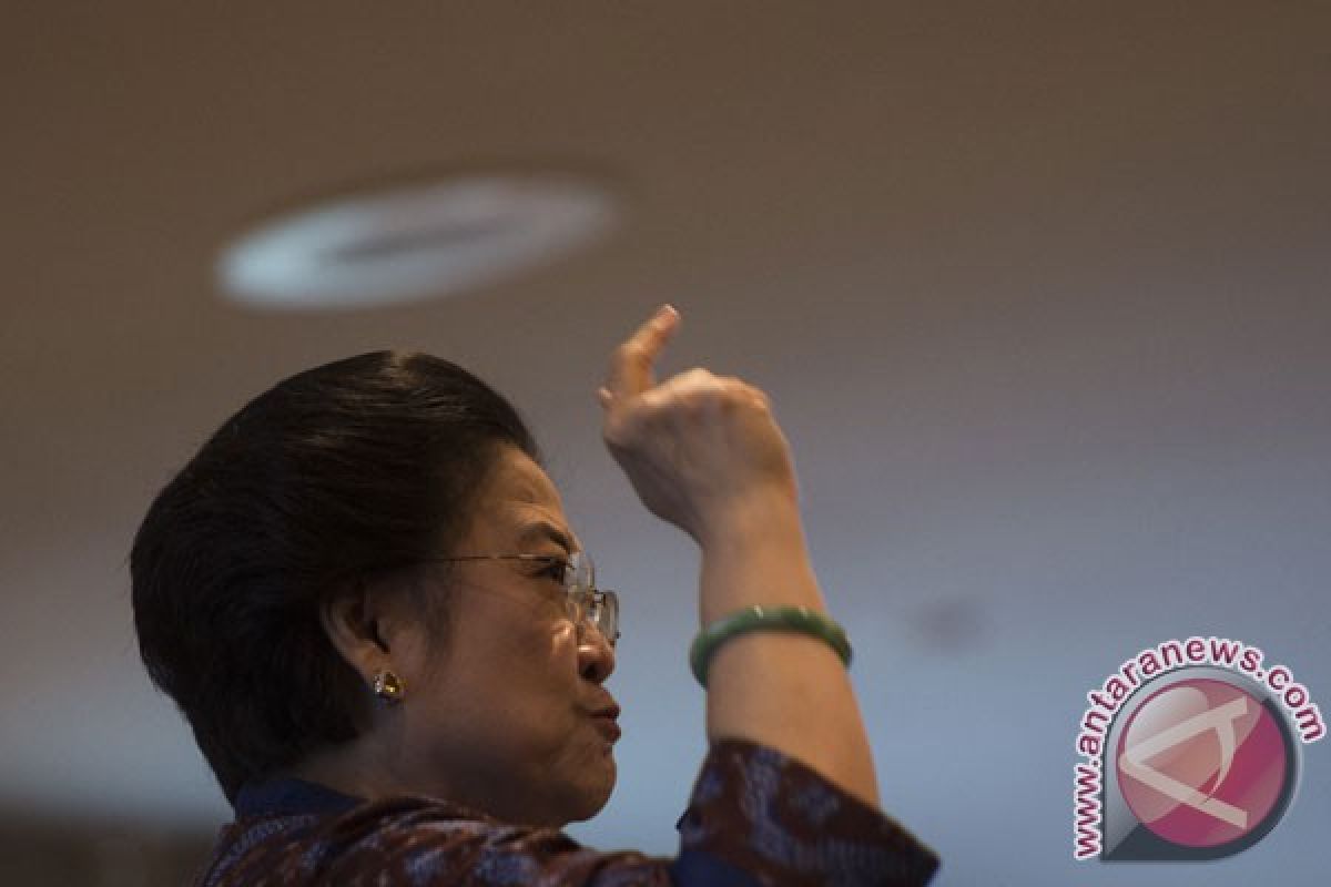 Megawati bergoyang nyanyikan "One For All, All For One"