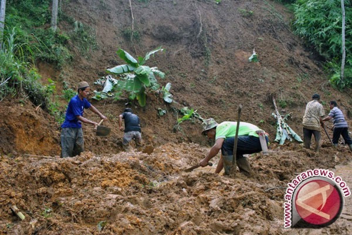 Evakuasi Korban Longsor Bogor Terkendala Cuaca