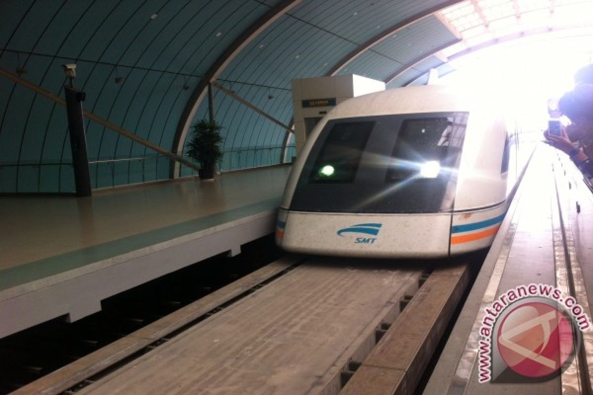 Melesat bersama kereta Maglev