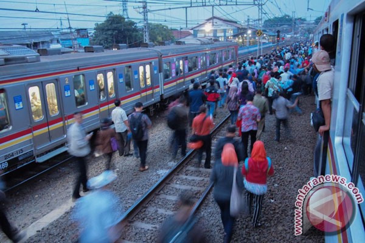 KAI perpanjang waktu berhenti Stasiun Jatinegara