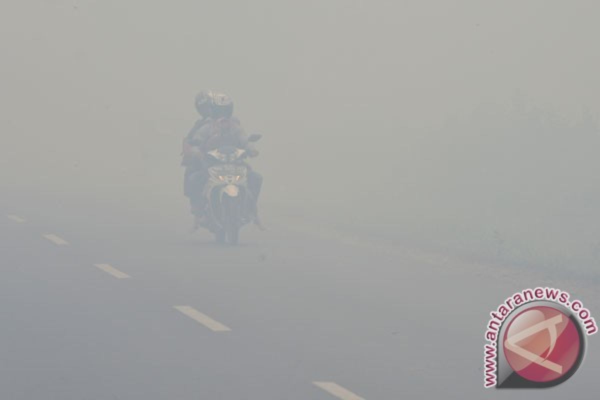 BENCANA ASAP - Penumpang telantar di bandara