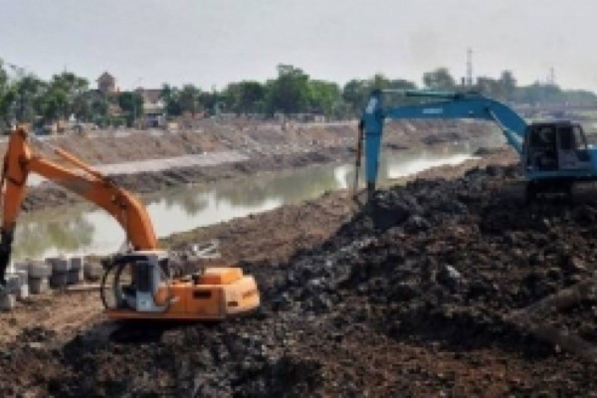 Pengerukan sedimentasi sungai BKT Semarang dimulai
