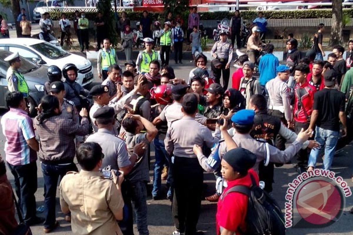 Penolakan reklamasi Pantai Losari diwarnai kericuhan 