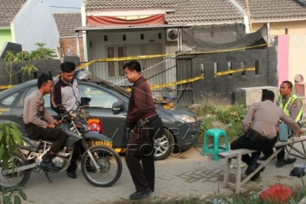 Polisi Geledah Rumah Terkait Bom Alam Sutera