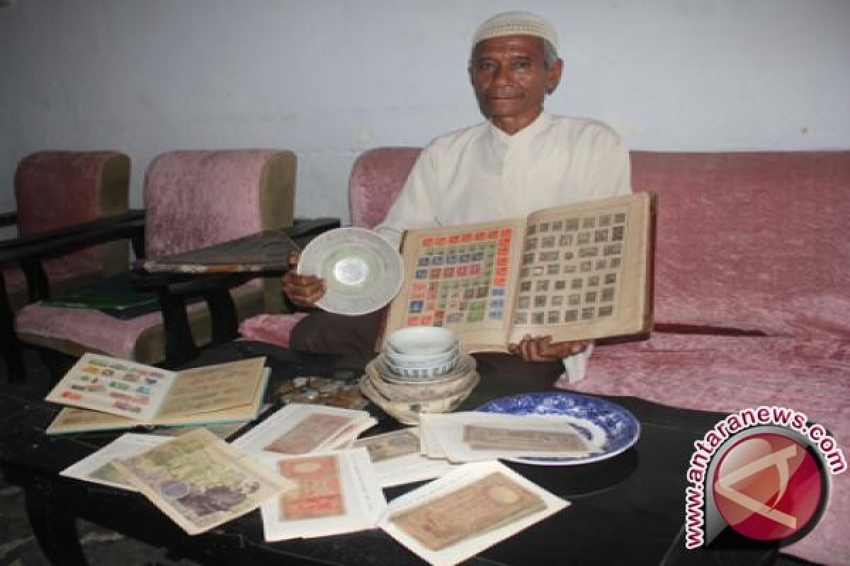 Fahrudin Kolektor Perangko Ratusan Tahun