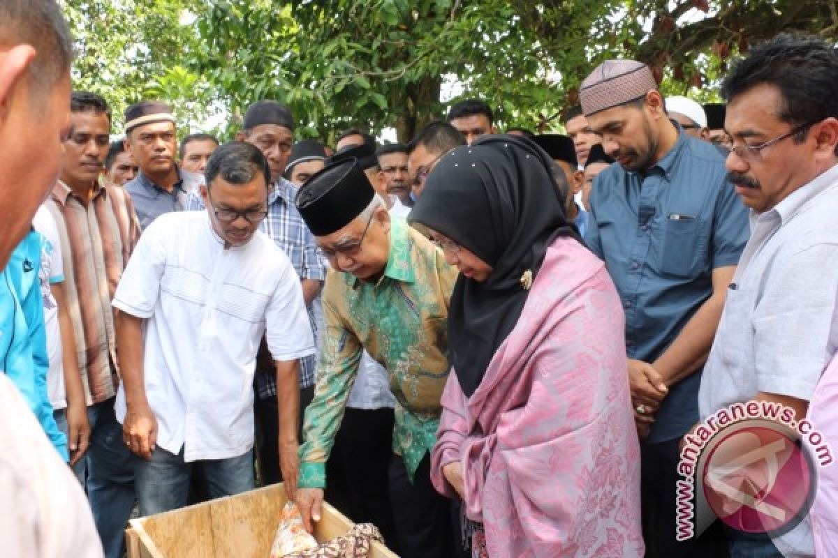 Gubernur-Wagub Hadiri Pemakaman Istri Mantan Menteri Keuangan GAM