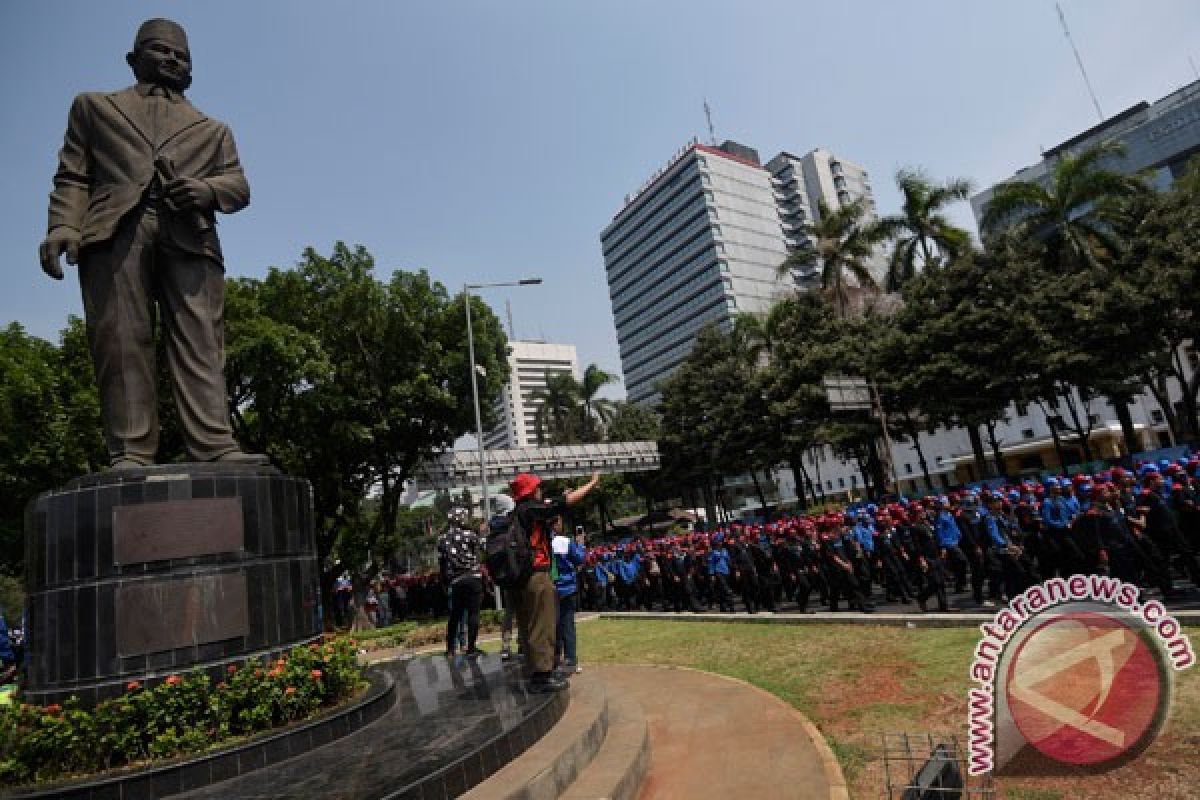 Buruh "long march" berkumpul di Tugu Proklamasi