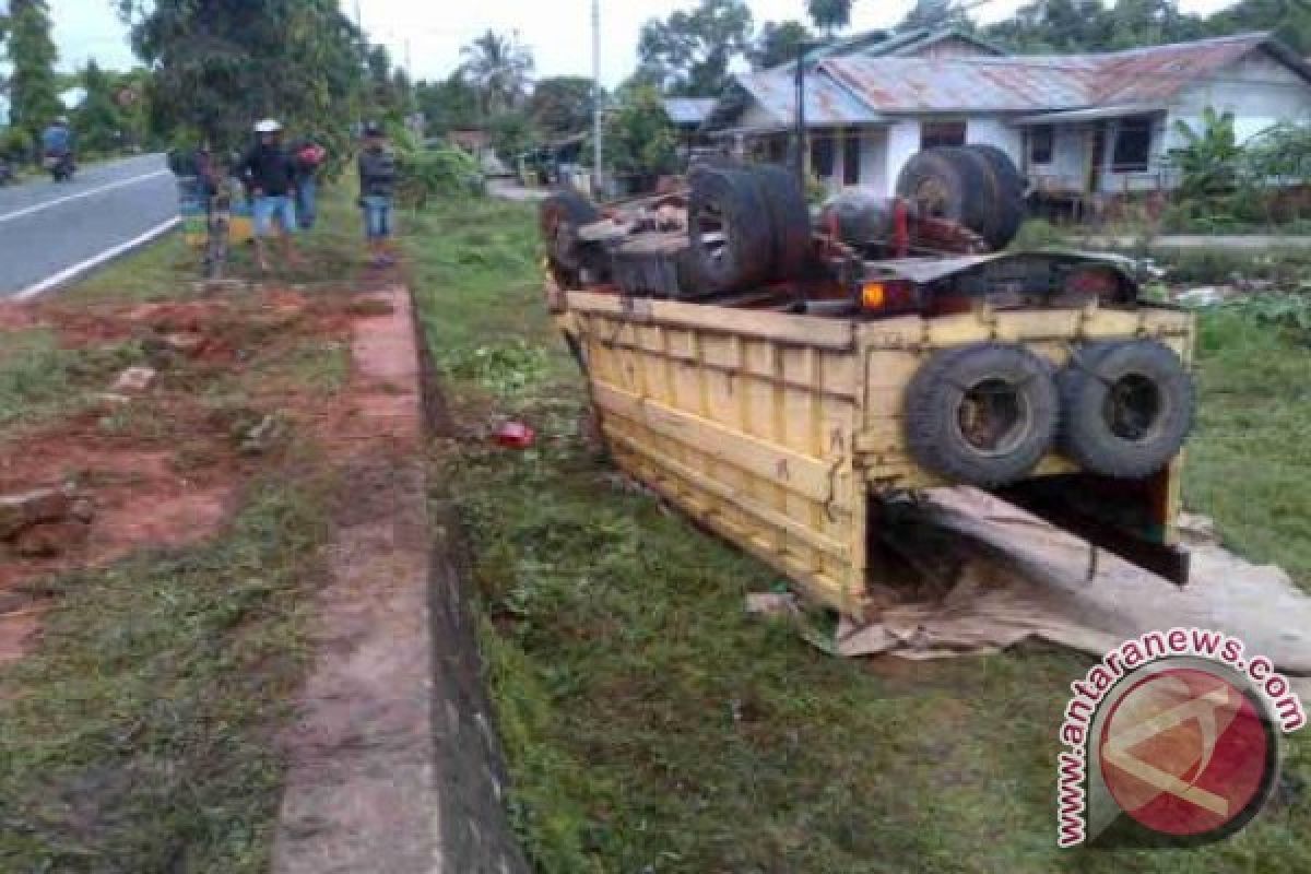 Truk Pengangkut Elpiji 3 KG Terguling