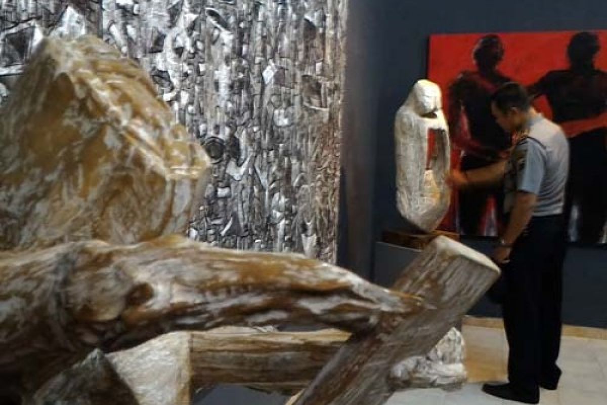 Dua Perupa Pameran "Evolution" di Borobudur