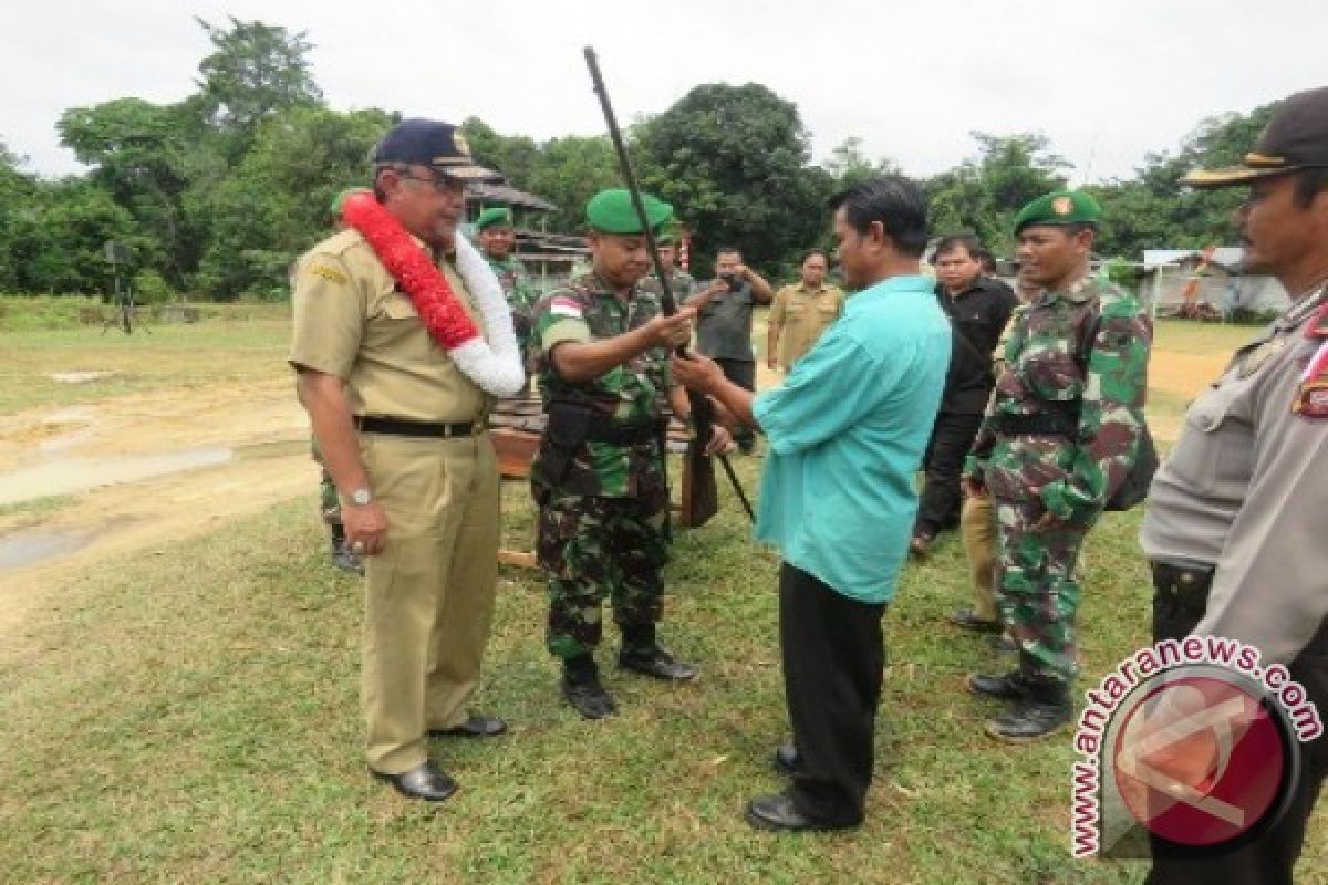 Warga Sintang Serahkan 15 Senpi