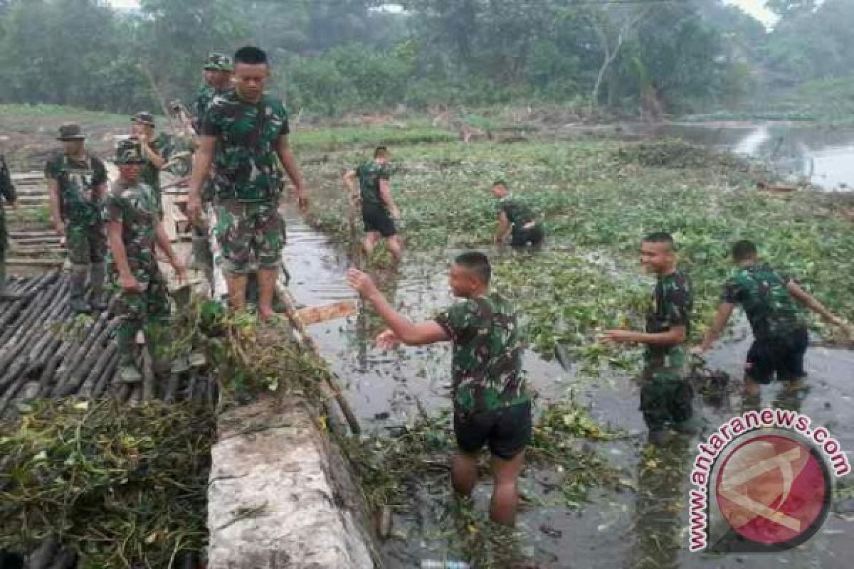 Prajurit Kodam XII Tanjungpura Bersihkan Lingkungan