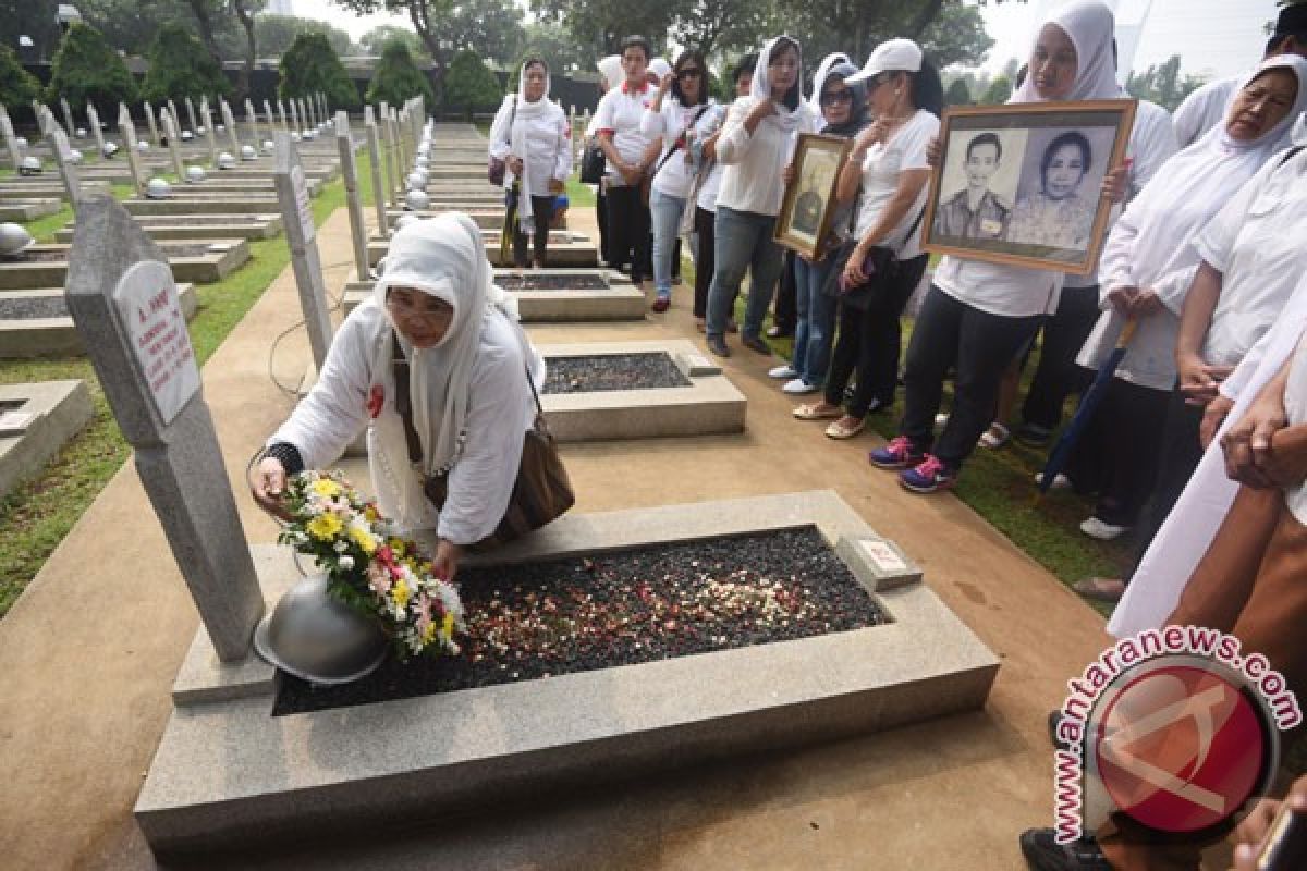 Para mantan pejuang bakar tanda jasa saat Hari Pahlawan