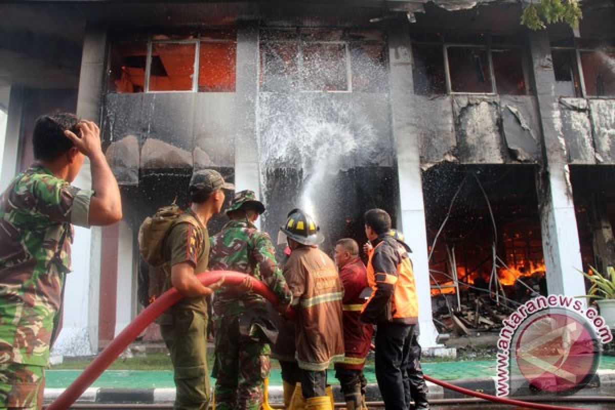 Kantor Gubernur Kalteng terbakar
