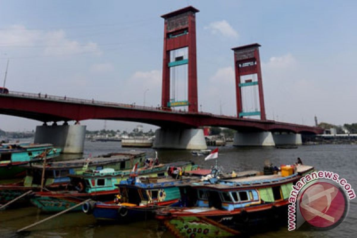 Jembatan Ampera jadi pusat kuliner saat gerhana 9 Maret