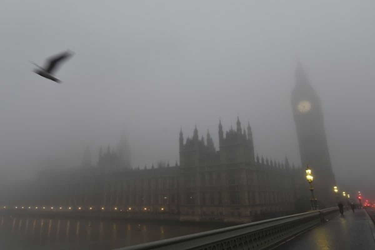 Kabut tebal sebabkan sekitar 100 penerbangan di Heathrow dibatalkan