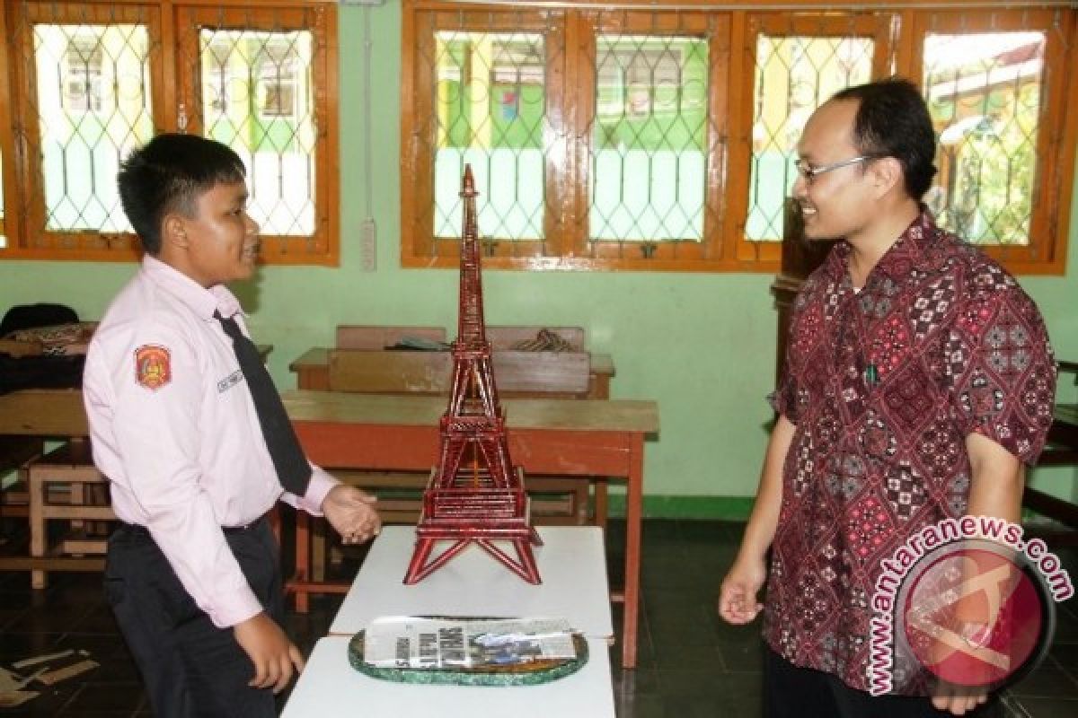 Limbah Disulap Jadi Gaun Pesta Hingga Miniatur Menera Eiffel