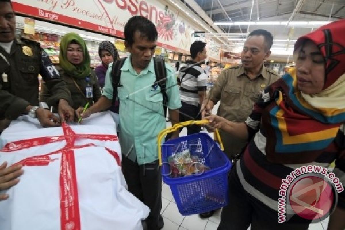 Petugas BPOM Jambi sita makanan kedaluwarsa