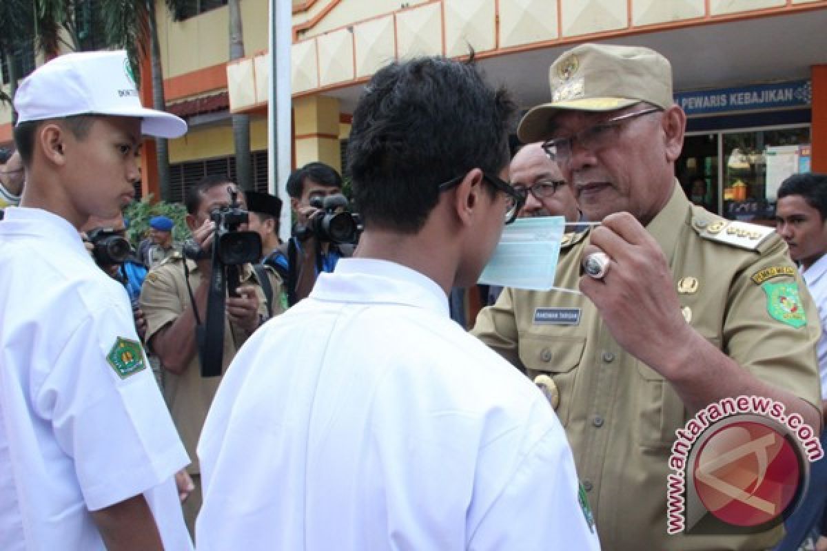 Pemkot Bagikan Ribuan Masker Pada Siswa Madrasah